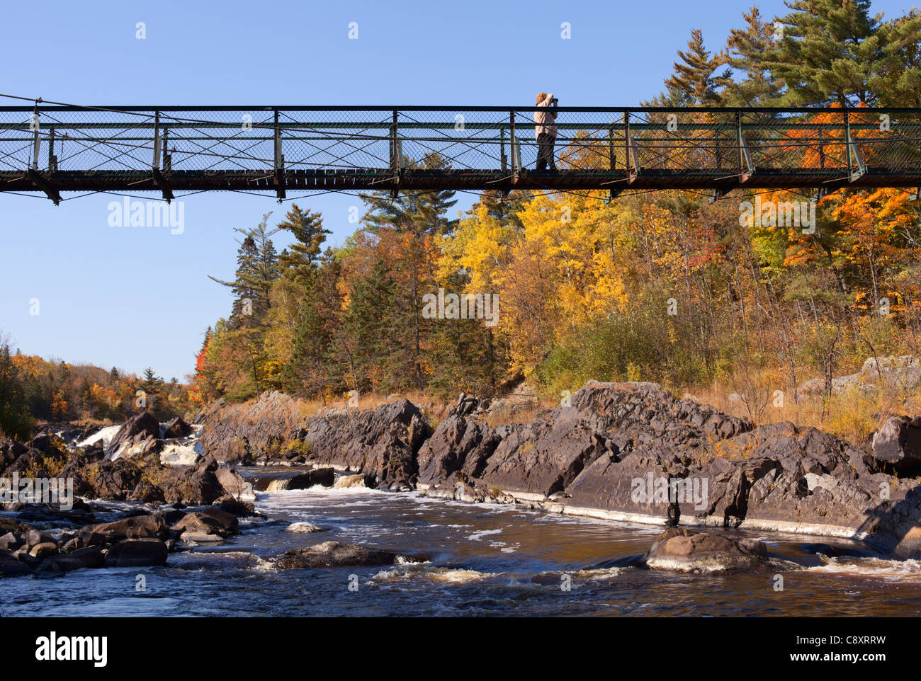 Il ponte oscillante sopra il San Luigi nel fiume Jay Cooke parco statale, Minnesota, Stati Uniti d'America. Foto Stock