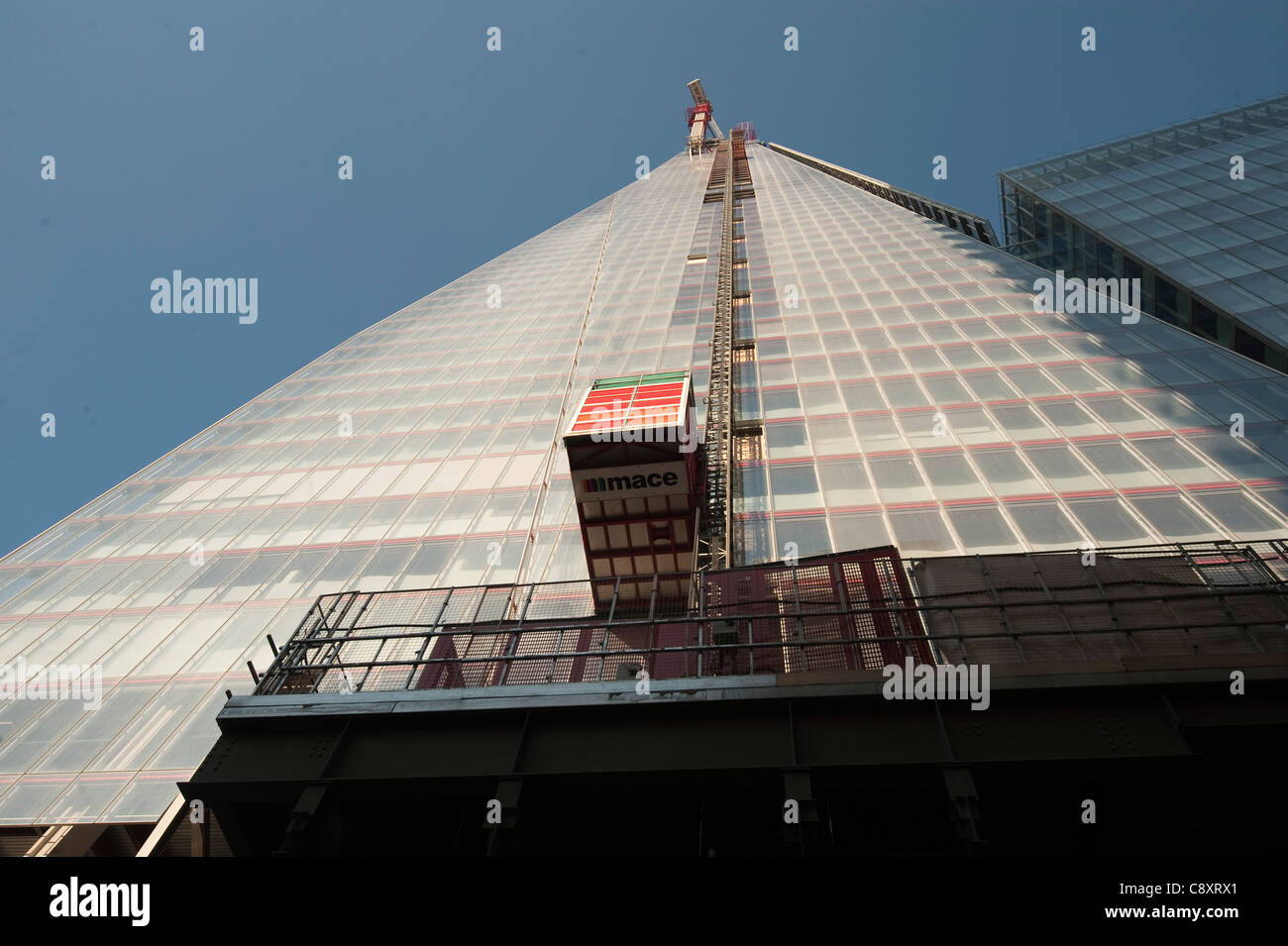 I costruttori di gru di sollevamento sul lato dell'edificio di Shard a Londra durante la fase di costruzione Foto Stock