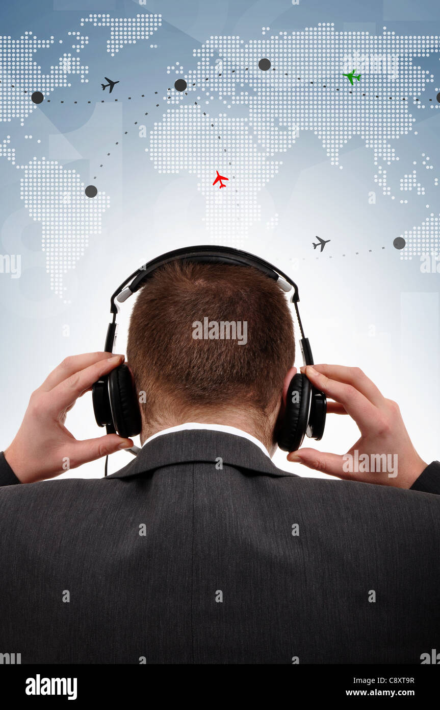 Manager controlla i voli aerei in tutto il mondo Foto Stock