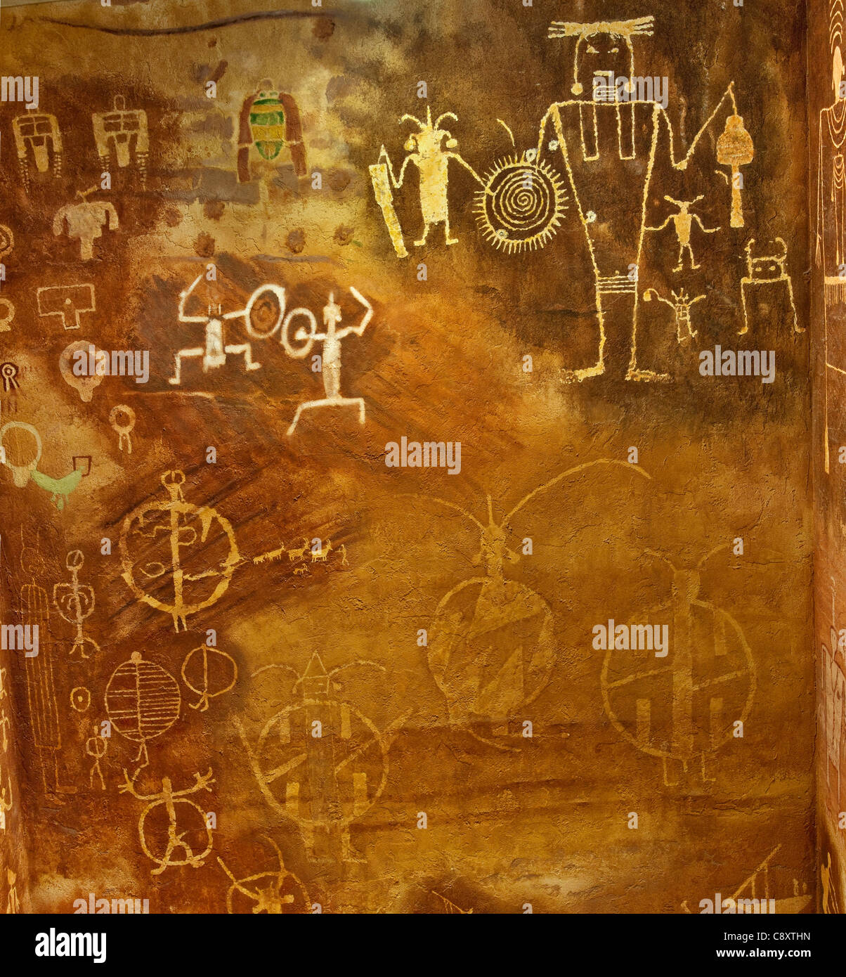 Repliche di Anasazi (Puebloans ancestrale) incisioni rupestri e pittogrammi, Edge of the Cedars Museum, Blanding, Utah, Stati Uniti d'America Foto Stock