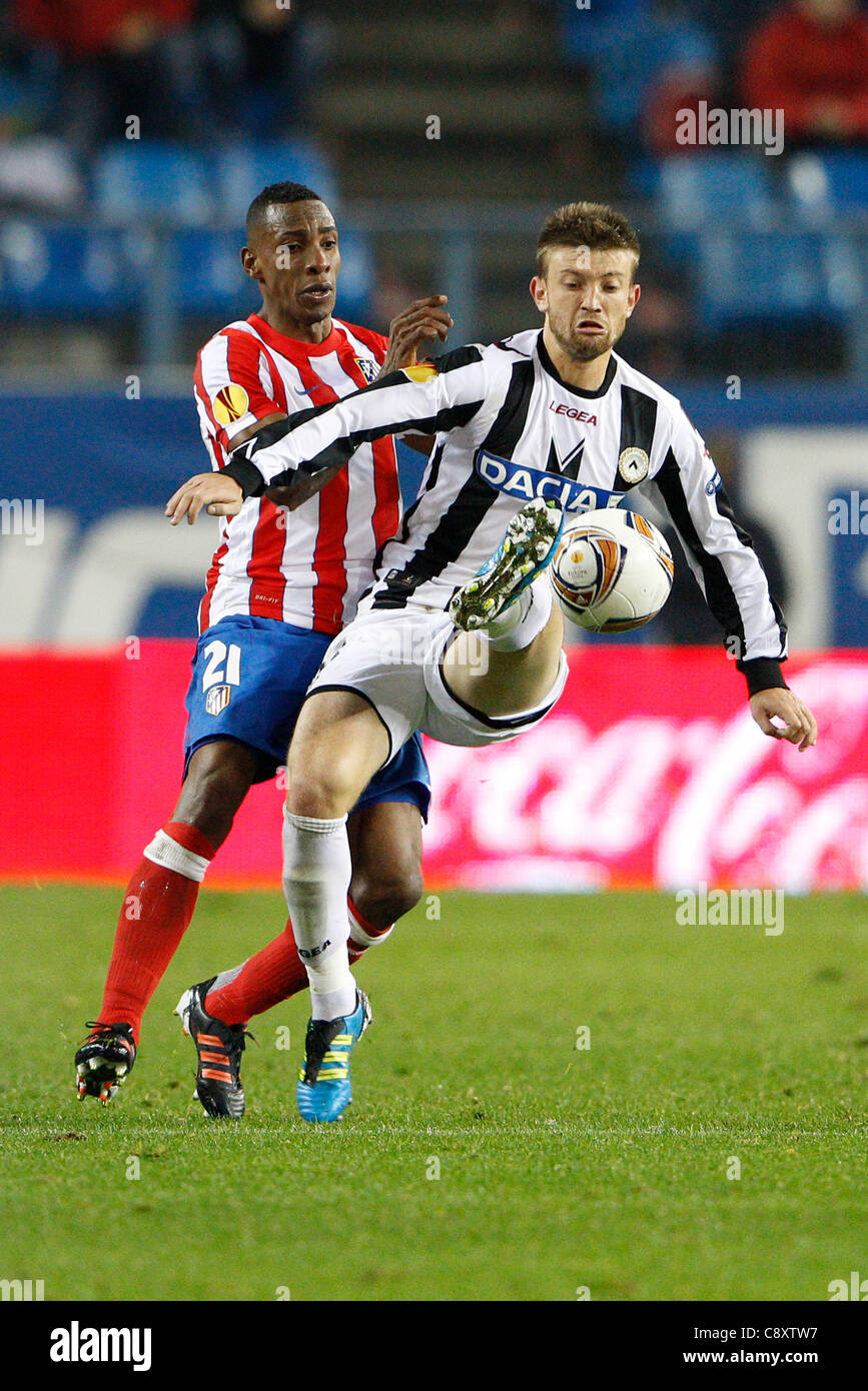 03.11.2011 Madrid, Spagna, UEFA Europa League 2011/2012, Stadio Vicente Calderon a. Madrid vs Udinese. Immagine mostra Mauricio Isla e Luis Perea Foto Stock