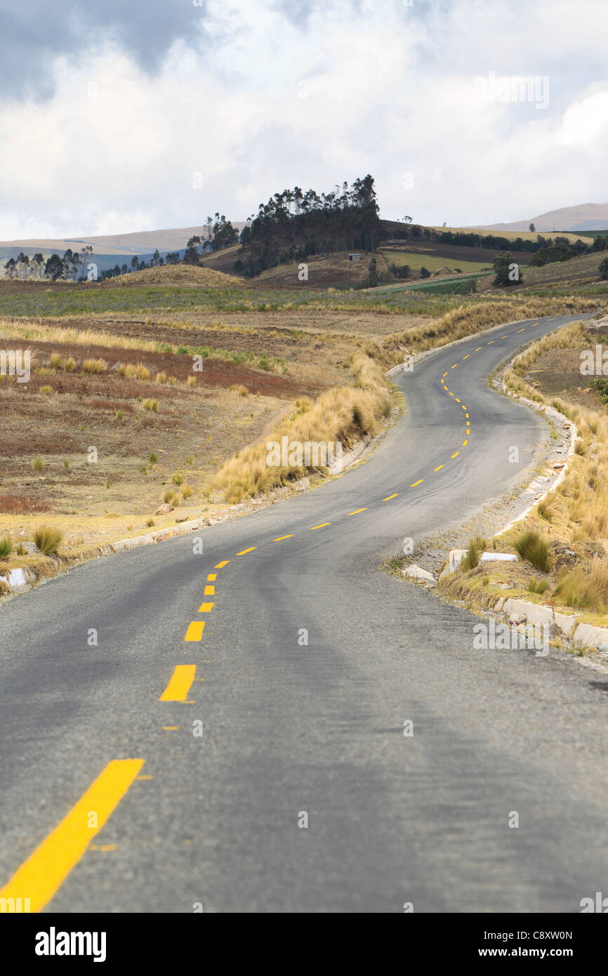 Strada rurale nelle Ande ecuadoriane Mountain a circa 4000m di altitudine Foto Stock