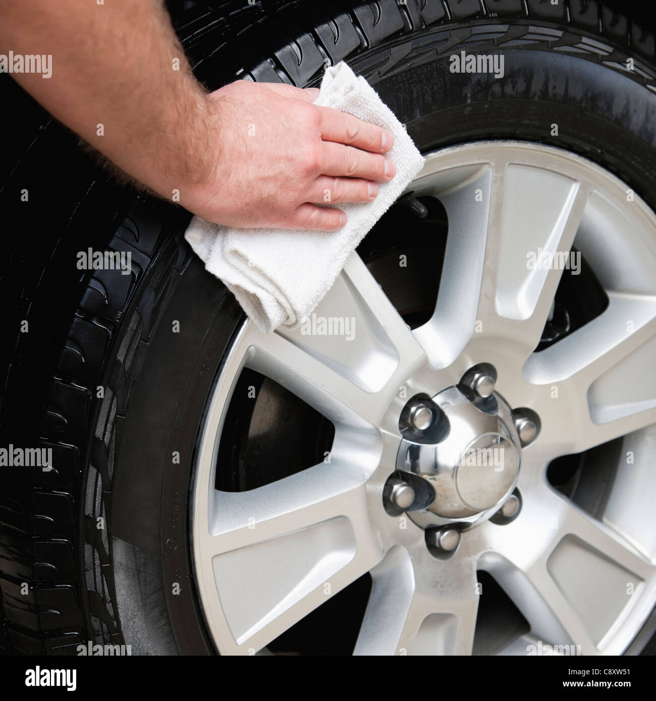 Stati Uniti d'America, Illinois, Metamora, Close-up di uomo di pulizia delle mani auto del pneumatico Foto Stock