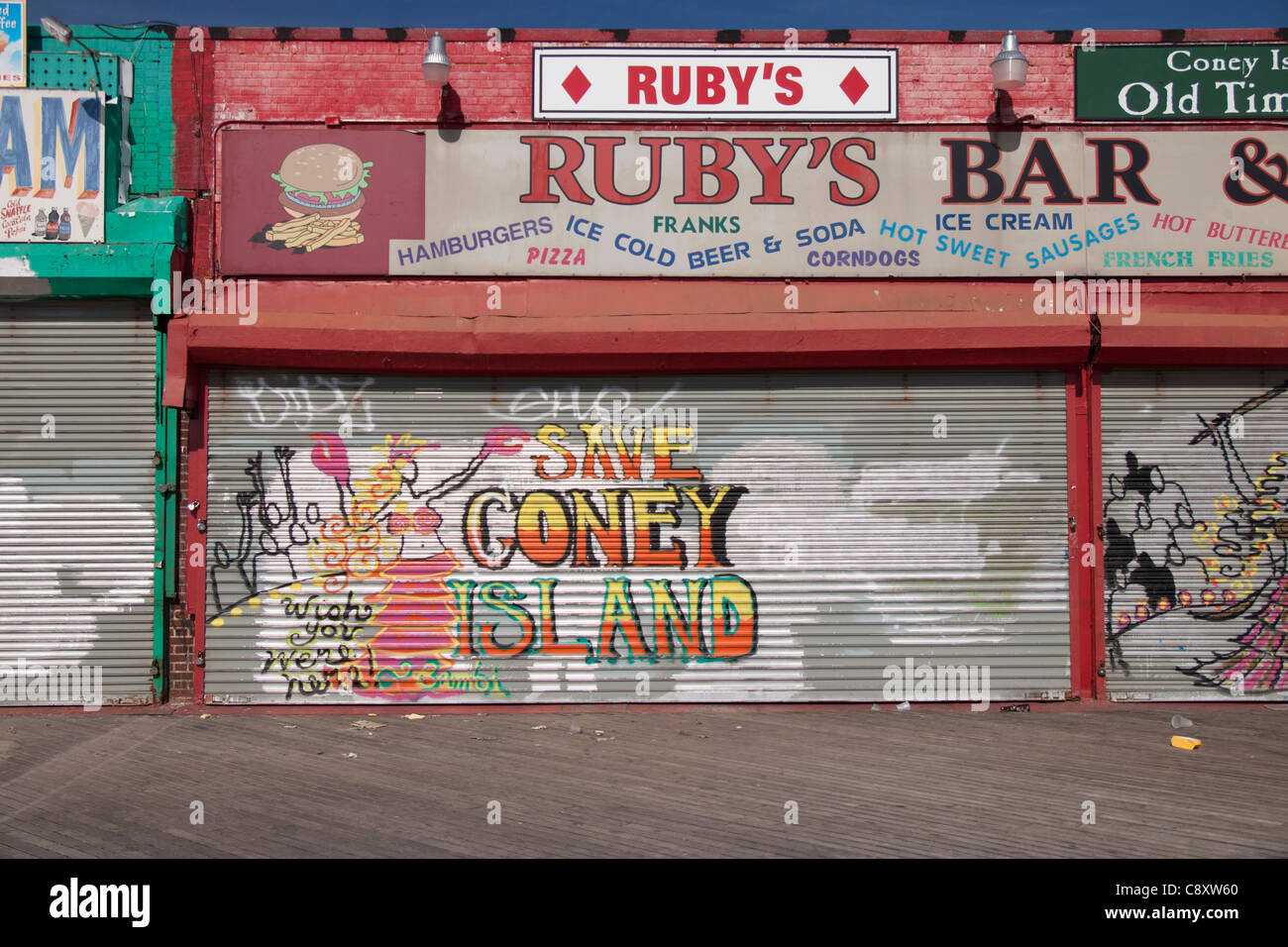 Coney Island boardwalk fuori stagione nella stagione invernale, New York, America. Foto Stock