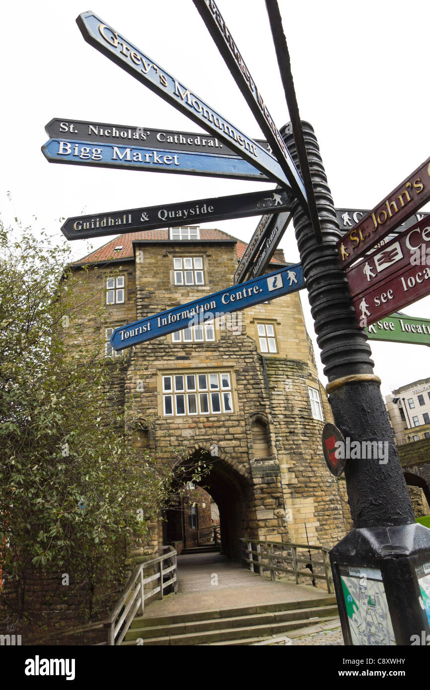 Newcastle sul Tyne, England, Regno Unito - pedonale segno di direzione presso il cancello nero. Foto Stock
