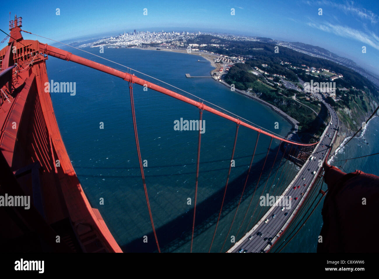 Vista del Presidio e giù per San Francisco da Torre Sud del Golden Gate Bridge Foto Stock