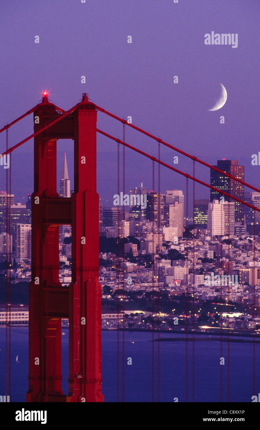 Ore del sorgere al crepuscolo sopra il Golden Gate Bridge e il centro cittadino di San Francisco, California Foto Stock