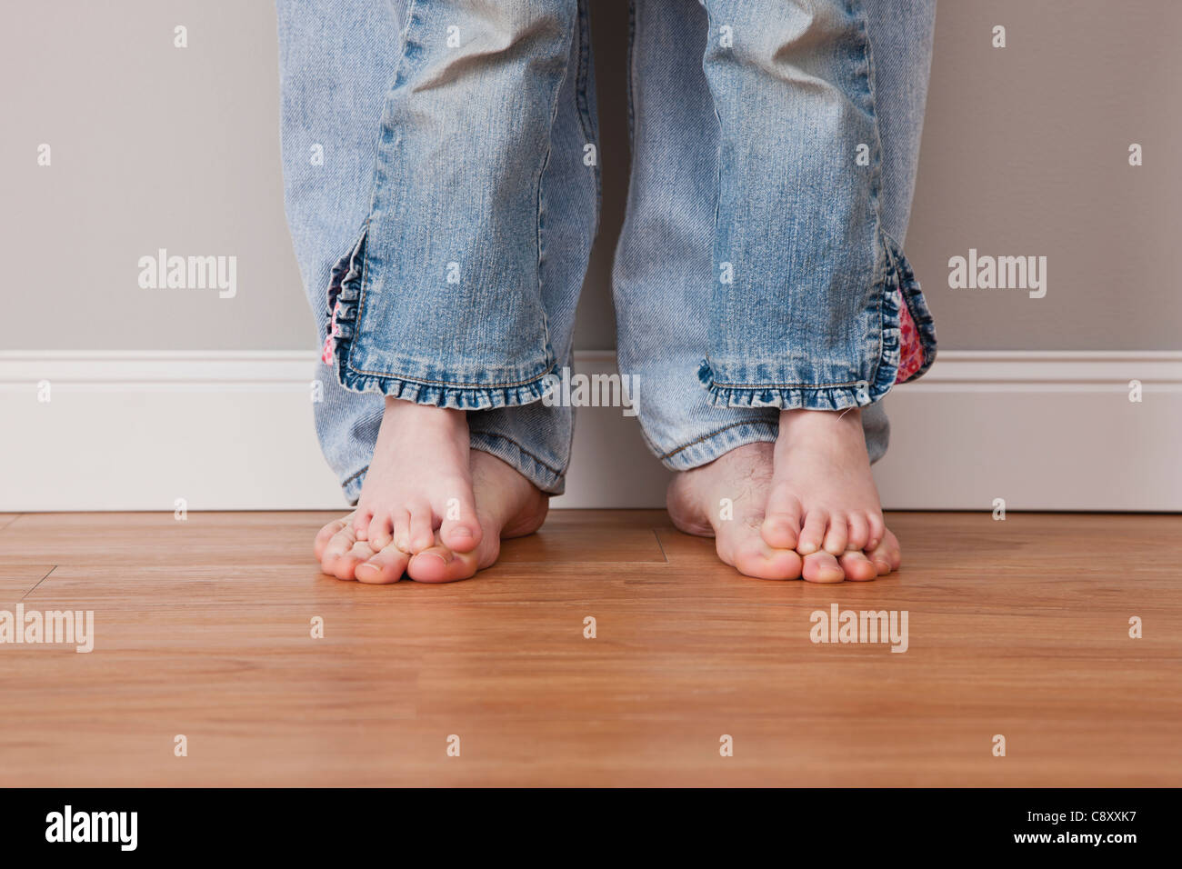 Stati Uniti d'America, Illinois, Metamora,Boy (6-7) in piedi su di suo padre a piedi Foto Stock