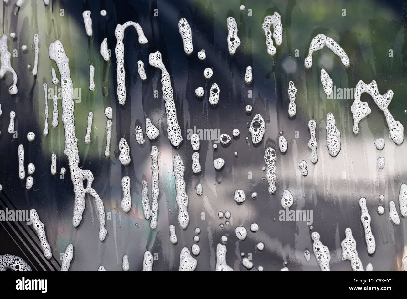 Dettaglio di bolle di sapone sulla finestra auto. Foto Stock