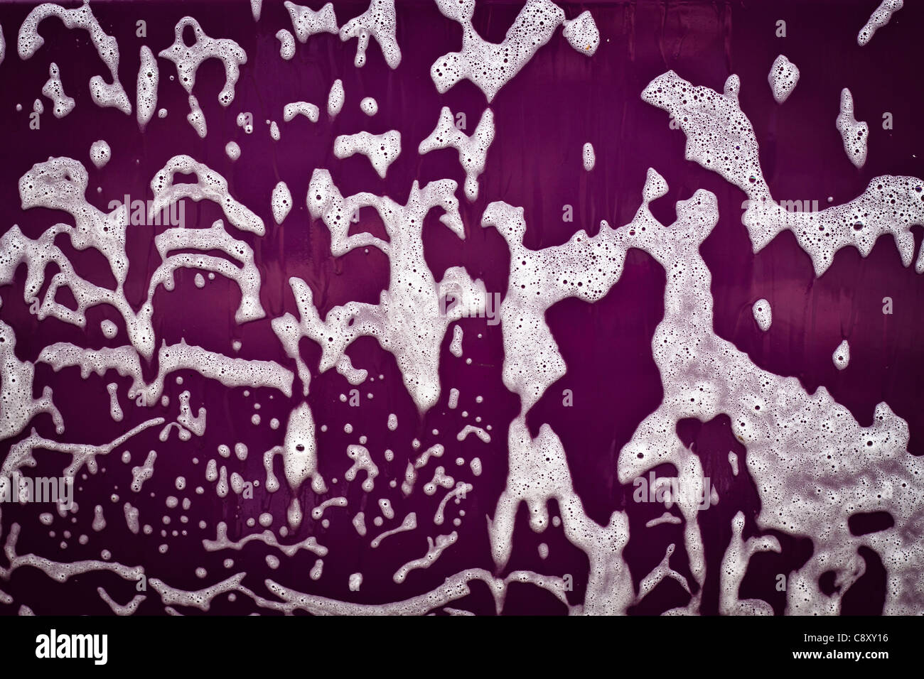 Dettaglio di bolle di sapone su sfondo lilla. Foto Stock