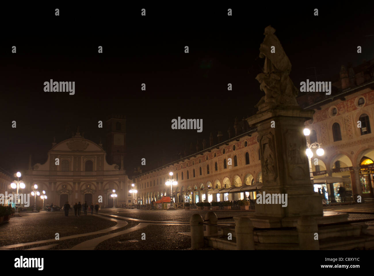Vigevano. La città di Pavia. Lombardia. Piazza Ducale di notte Foto Stock