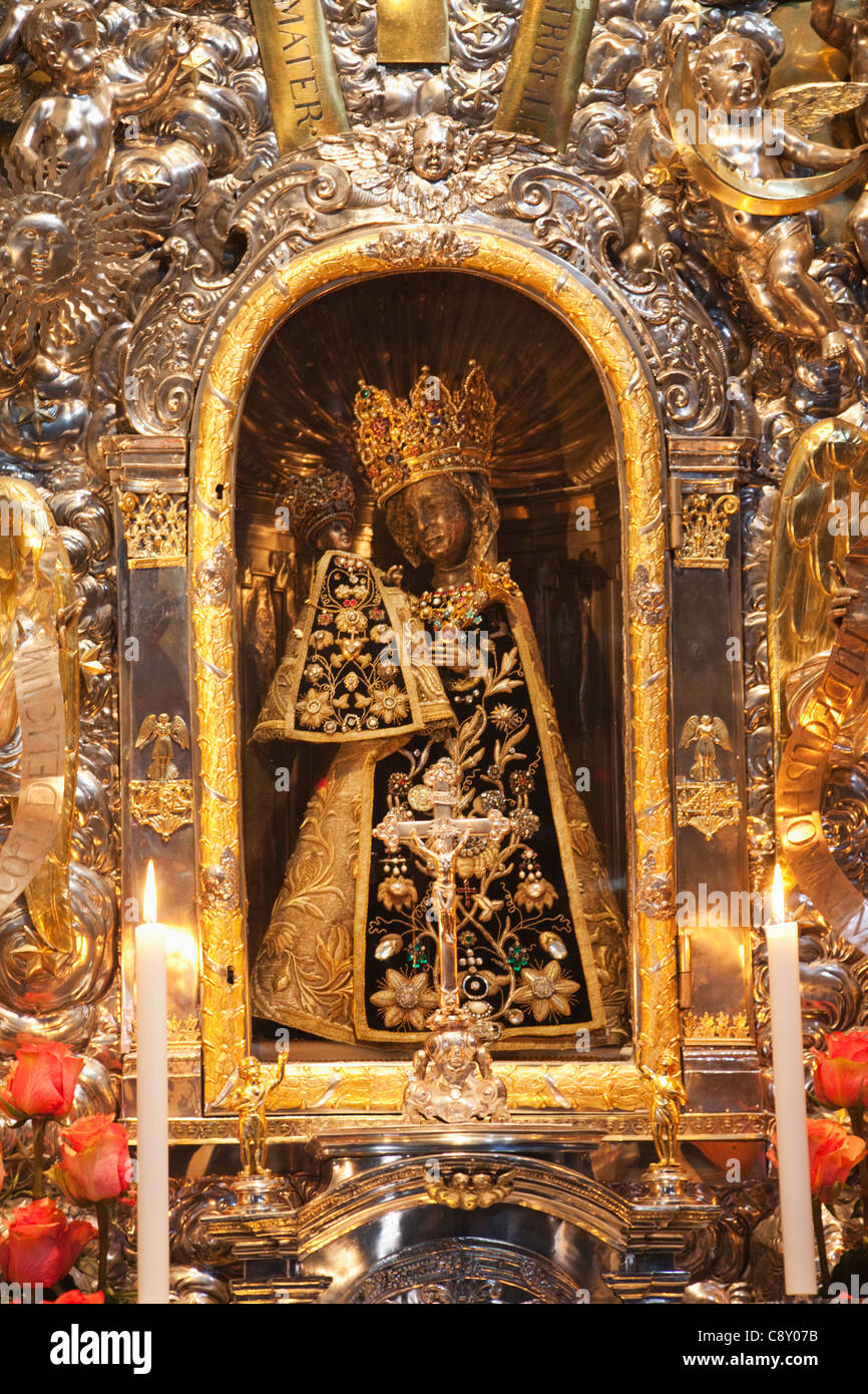 In Germania, in Baviera, Altotting, Chiesa della miracolosa immagine o Gnadenkapelle, la Madonna Nera statua Foto Stock