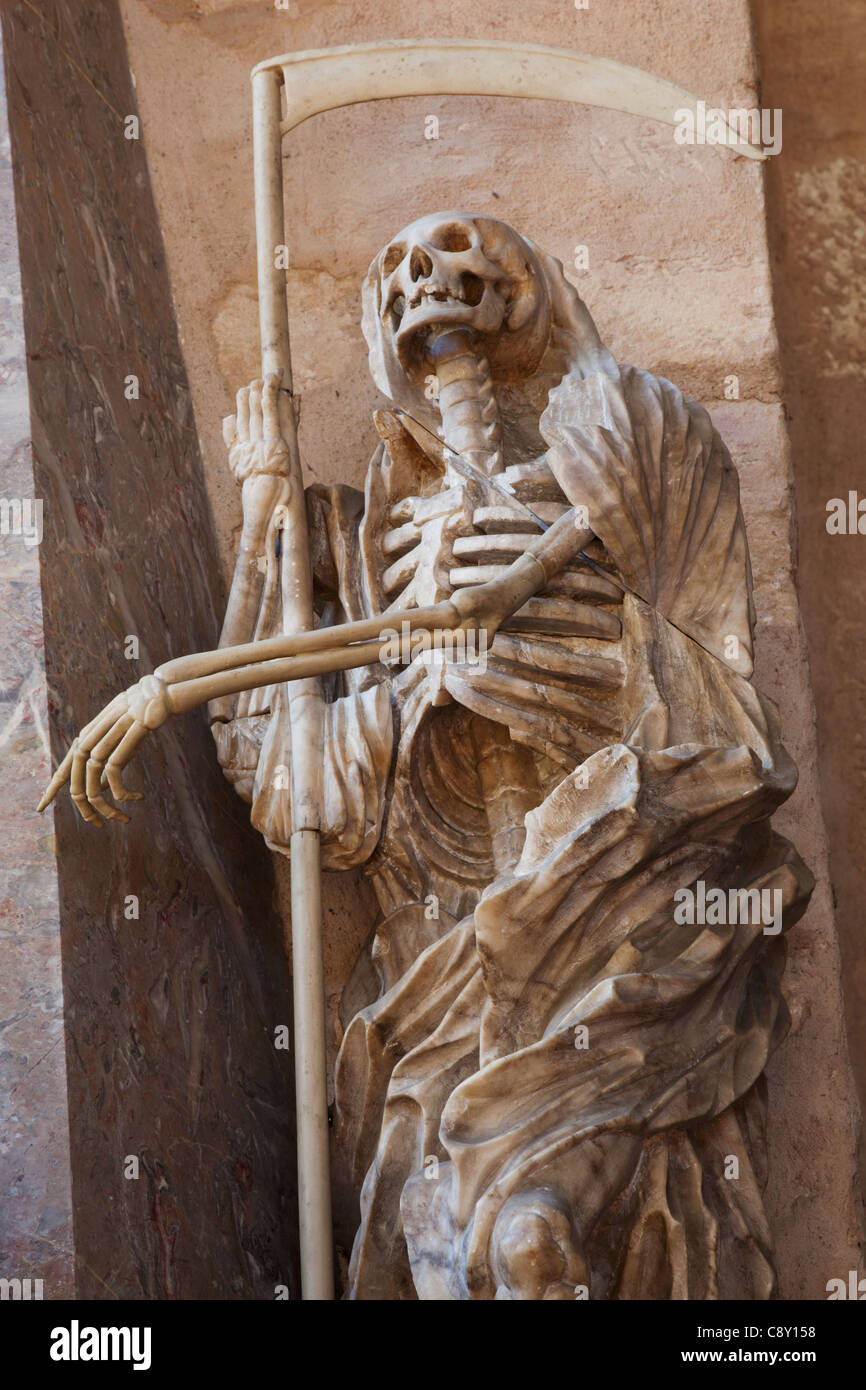 Germania, Treviri, Cattedrale di Treviri, Statua del Grim Reaper Foto Stock