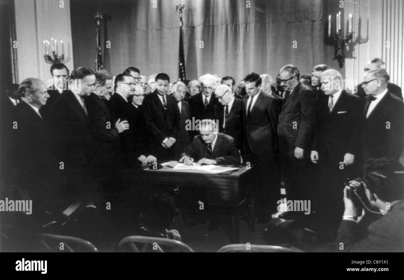 Lyndon Baines Johnson firma i diritti civili Bill Foto Stock
