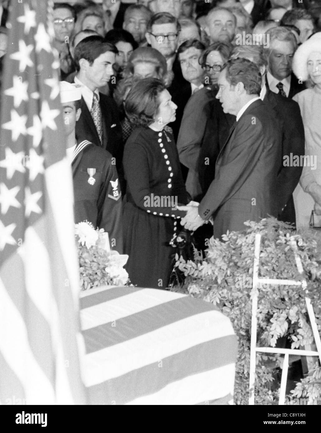 Il presidente Nixon offrendo condoglianze a Lady Bird Johnson con scrigno in primo piano. LBJ cerimonie funebri Foto Stock
