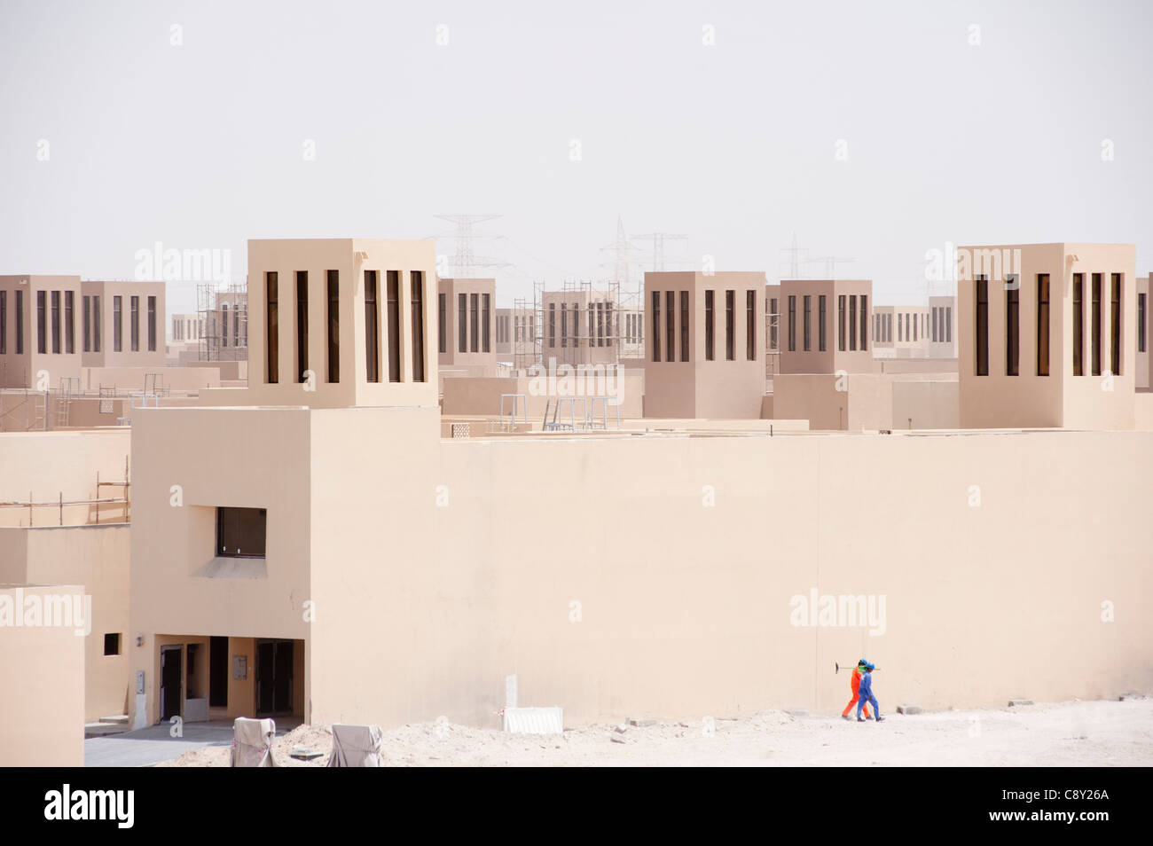 Alloggiamento nuovo sviluppo con lo stile tradizionale case nel deserto di Abu Dhabi Emirati arabi uniti Foto Stock