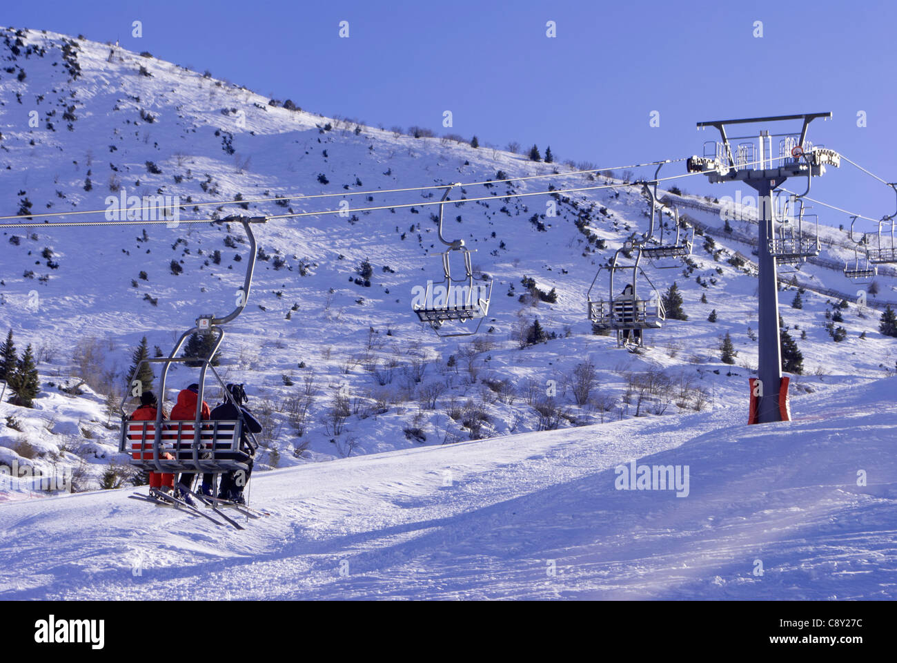 Ski lift sedie sulla luminosa giornata invernale in Trentino, Italia Foto Stock