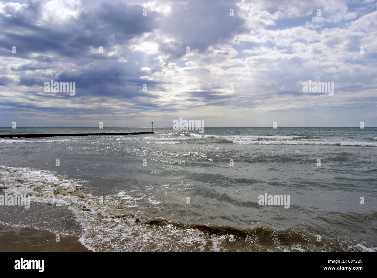 Particolare della spiaggia, acqua e piccole pietre in estate Foto Stock