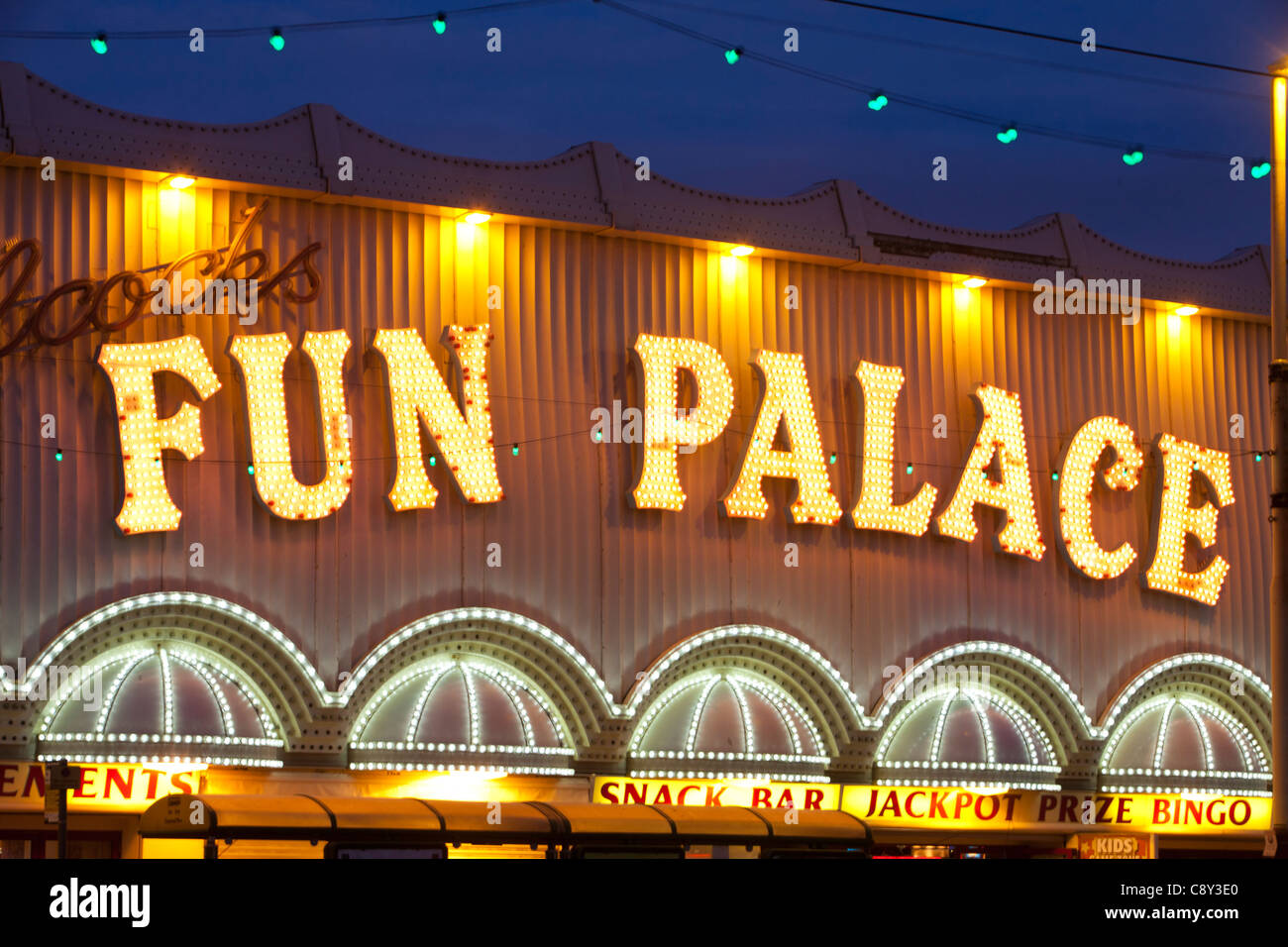 Il Fun Palace sulla Promenade di Blackpool, Lancashire, Regno Unito, durante l'annuale luminarie di Blackpool. Foto Stock