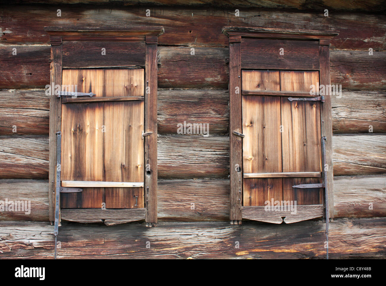 Il vecchio rustico parete di log e le finestre chiuse Foto Stock