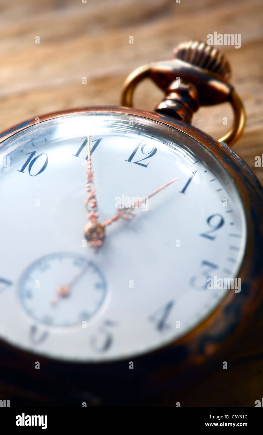 Vintage orologio da tasca su sfondo di legno Foto Stock