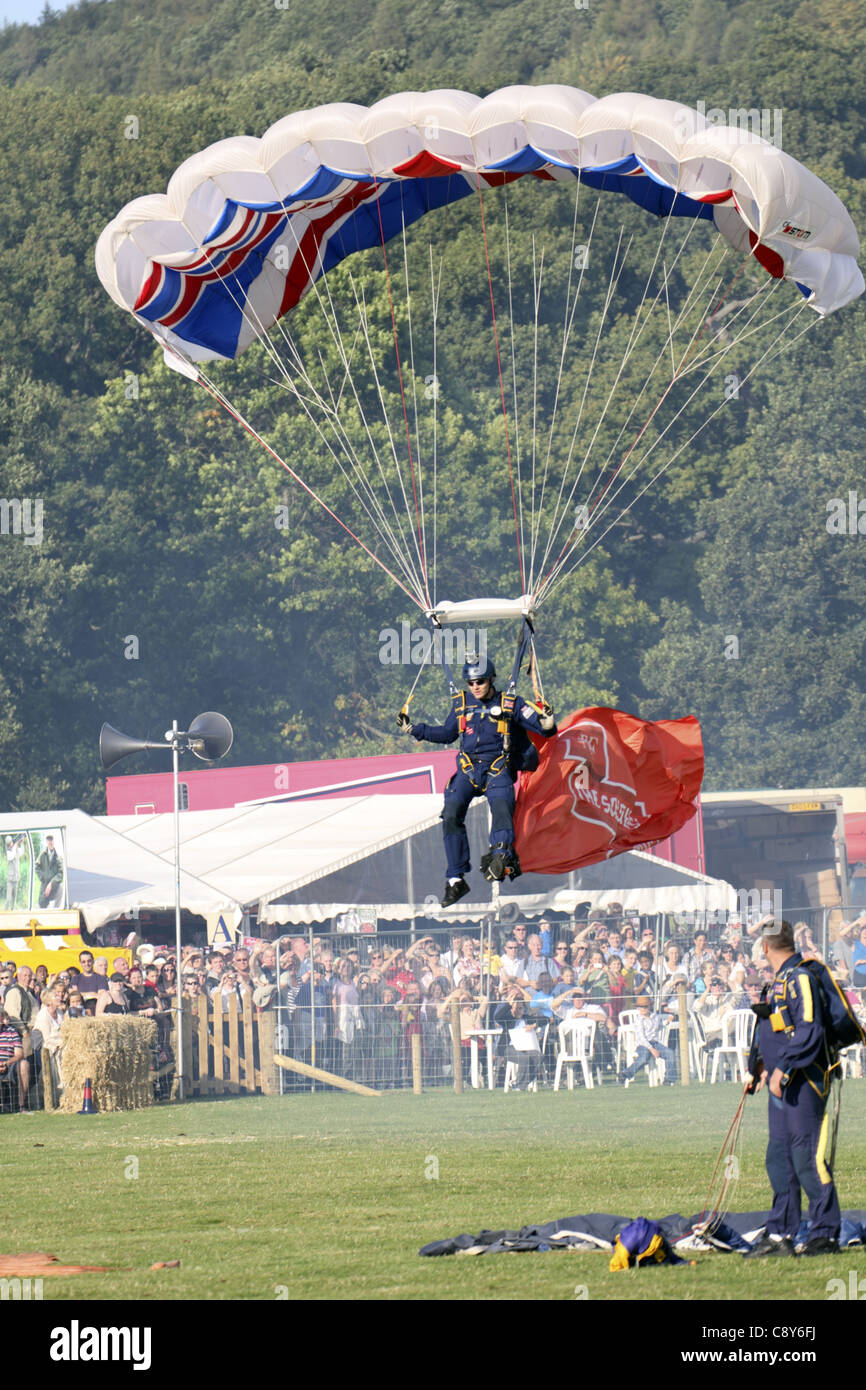 Le Tigri Freefall Team della Principessa di Galles del reggimento reale dando un display a Chatsworth country fair Derbyshire Foto Stock