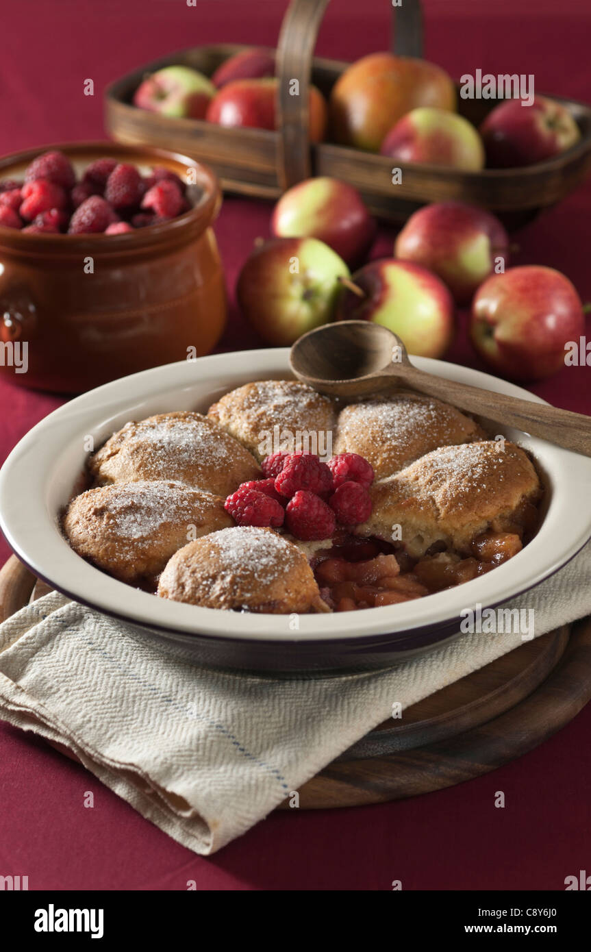 Lampone e apple cobbler dessert tradizionale Foto Stock