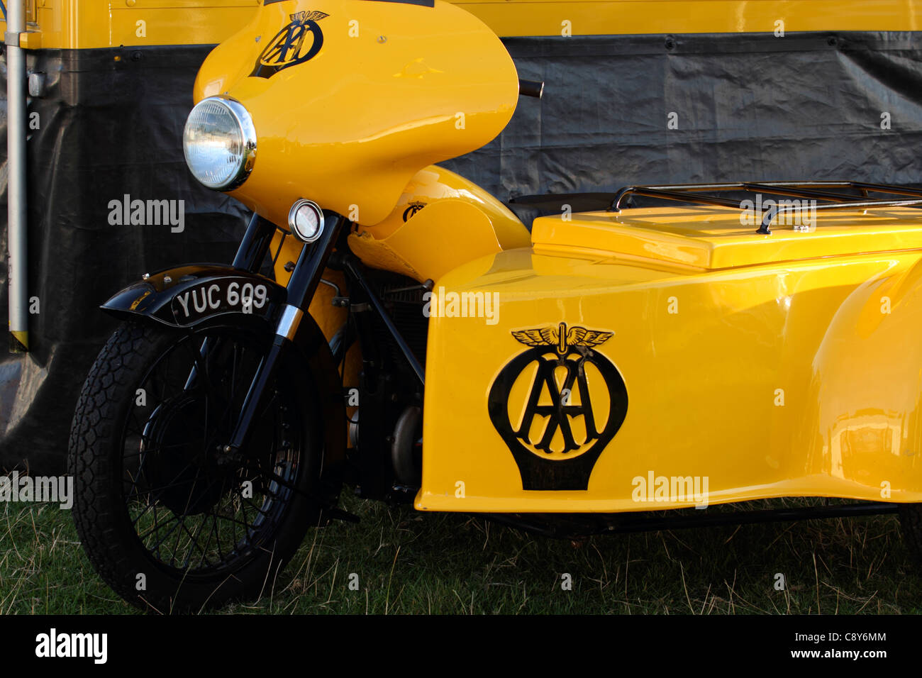 Vintage giallo motociclo con sidecar e AA logo su esso Chatsworth mostra il Peak District Derbyshire England Regno Unito Foto Stock