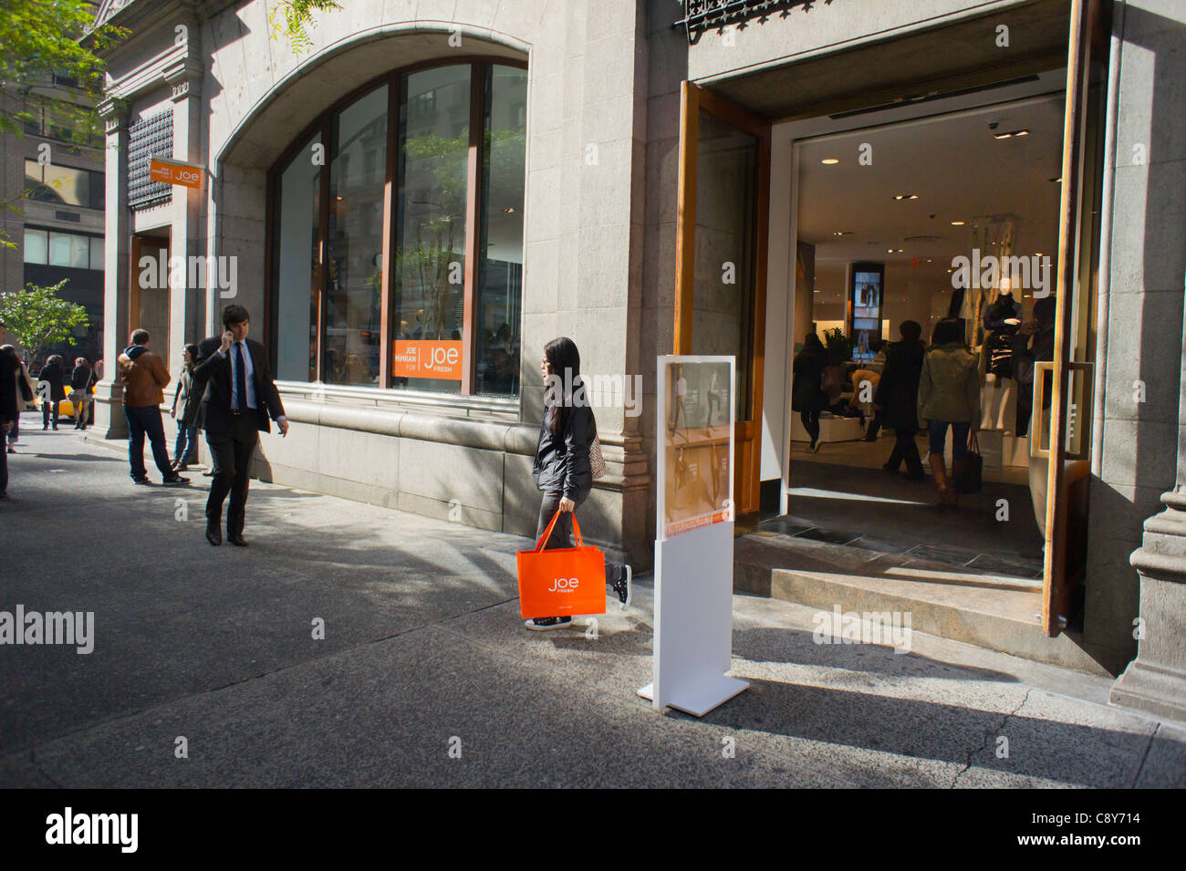 I clienti del grand apertura del Joe negozio fresco nel quartiere Flatiron di New York Foto Stock