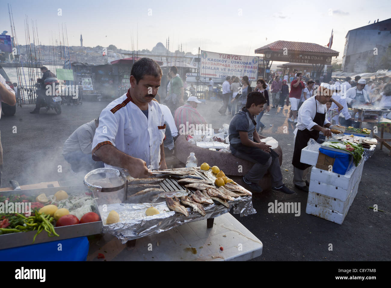 Mercato del Pesce vicino al Ponte di Galata,pesce fresco alla griglia, Istanbul, Turchia , in Europa, Foto Stock