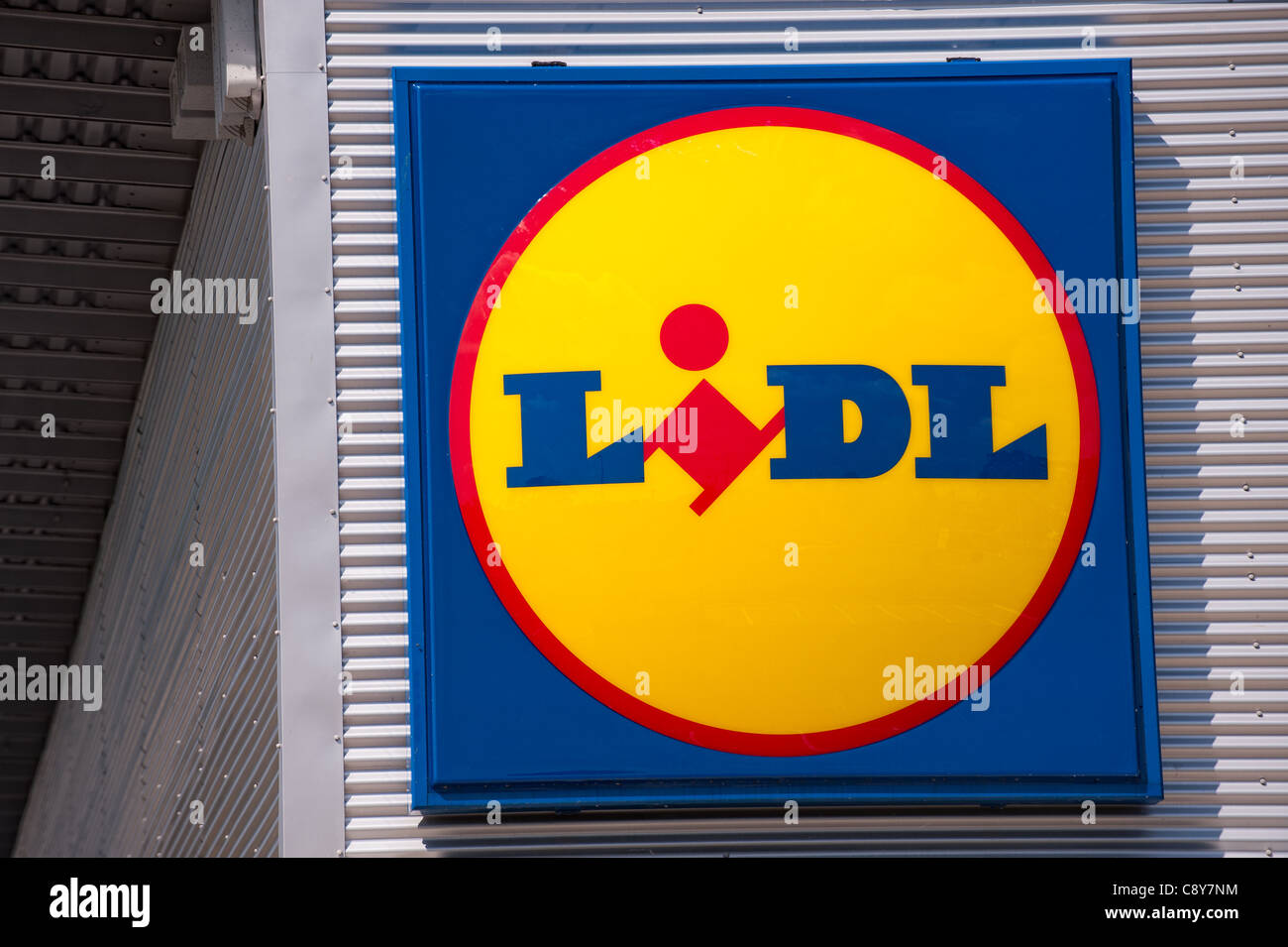 Lidl segno sulla parte esterna di una filiale locale Foto Stock