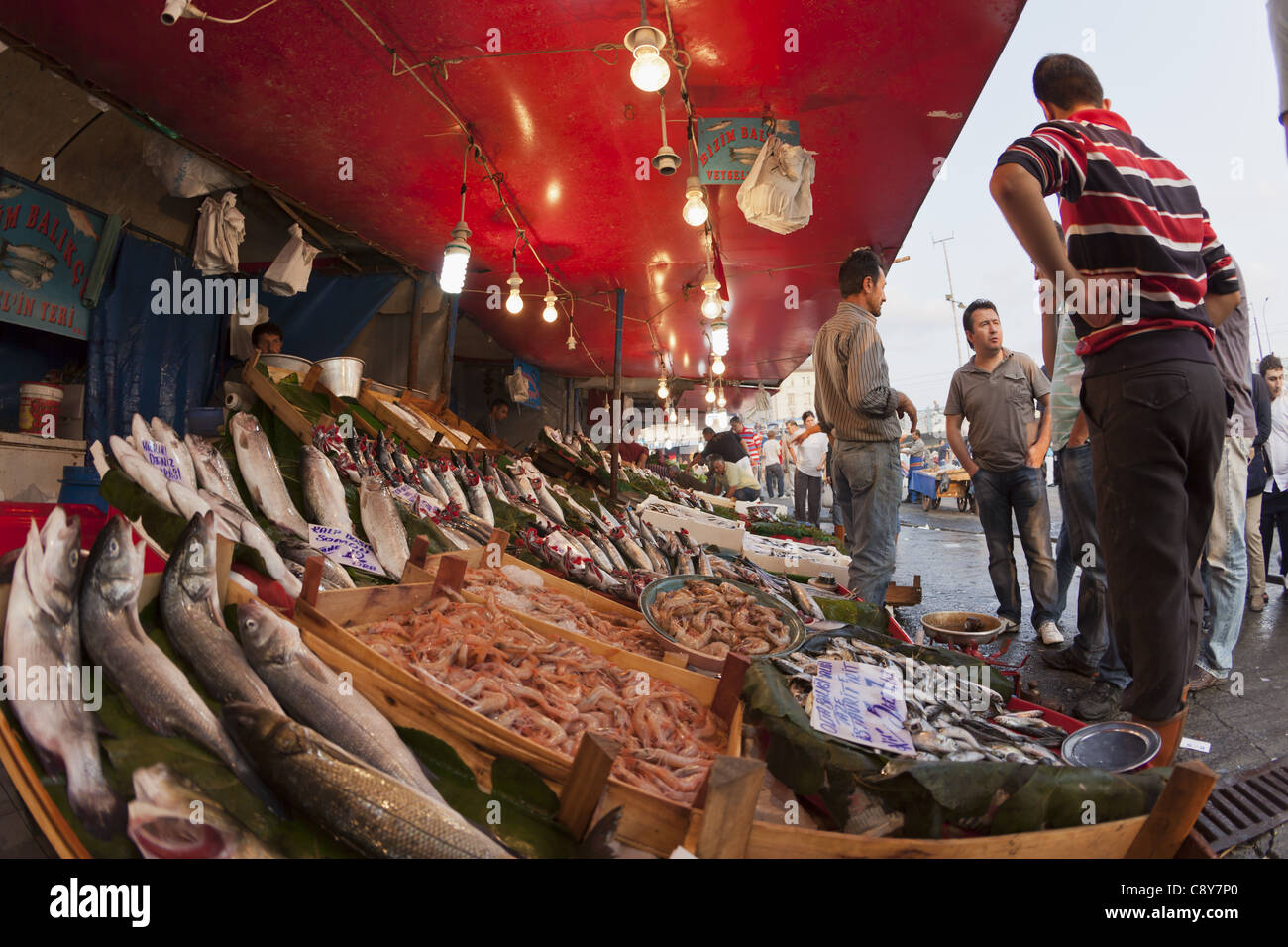 Mercato del Pesce vicino al Ponte di Galata, Istanbul, Turchia , in Europa, Foto Stock