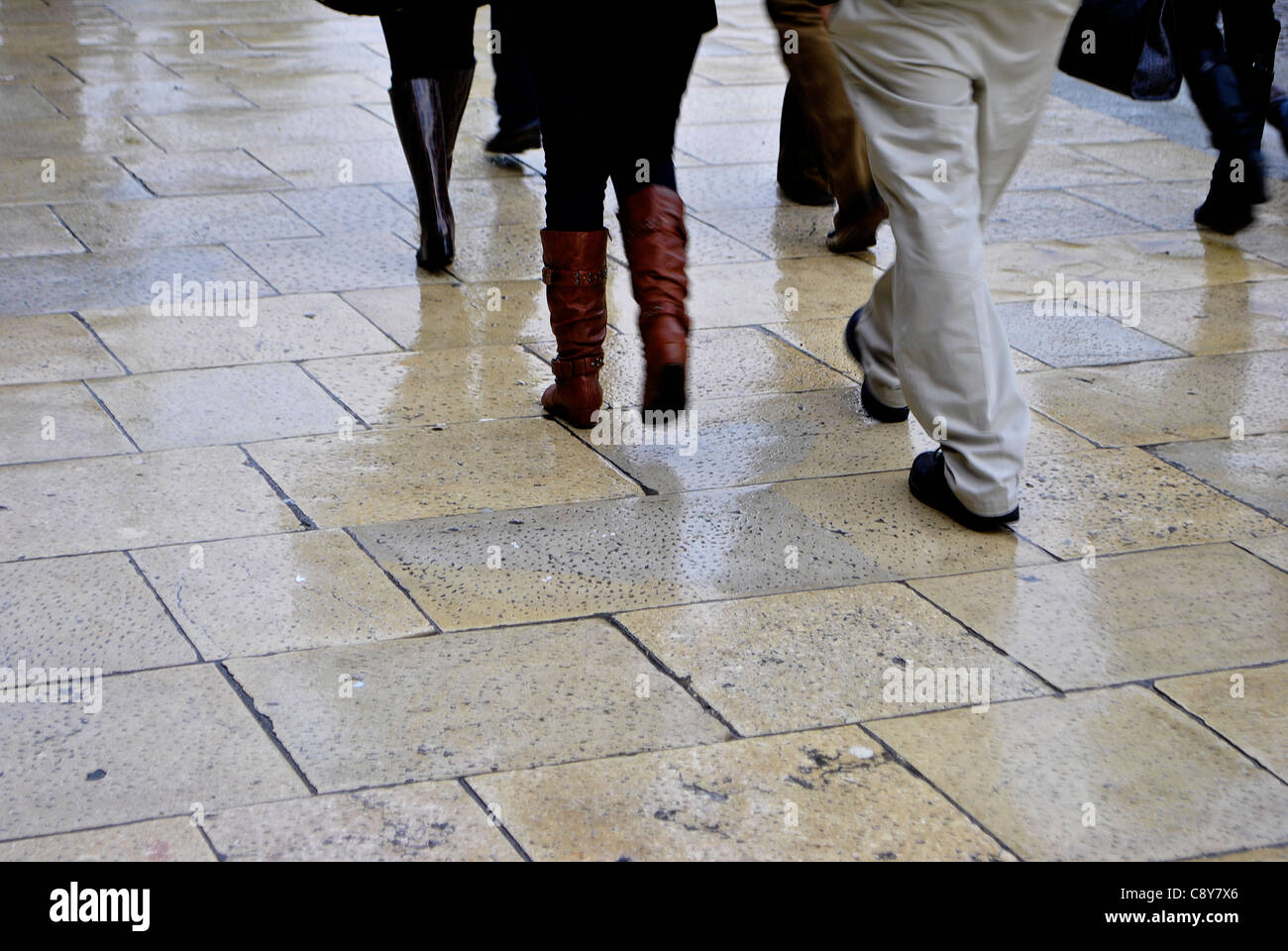 Gente di città in walking street Foto Stock