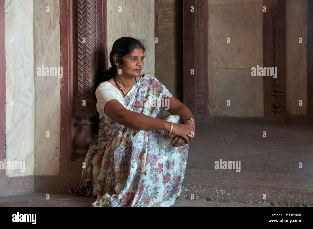 La donna seduta dentro la tomba di Humayun a Delhi in India Foto Stock