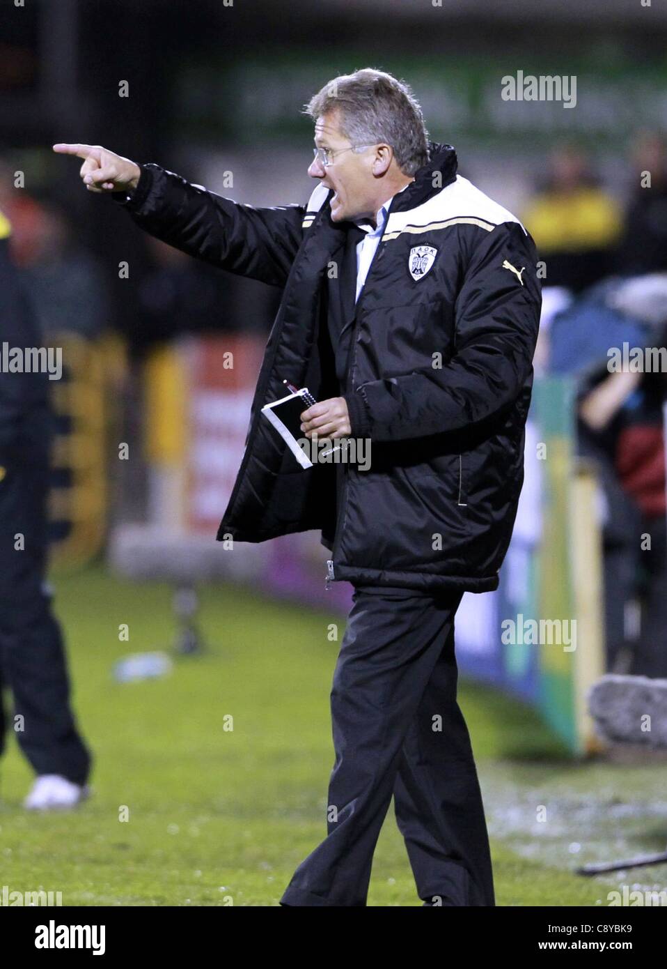 03 11 2011 Europa League stagione 2011 2012 4 giornata Fase a gironi gruppo a Tallaght Stadium Dublin Shamrock Rovers versus PAOK PAOK Salonicco ha vinto il gioco mediante il punteggio di 1-3. PAOK Salonicco team manager Laszlo dà istruzioni Foto Stock