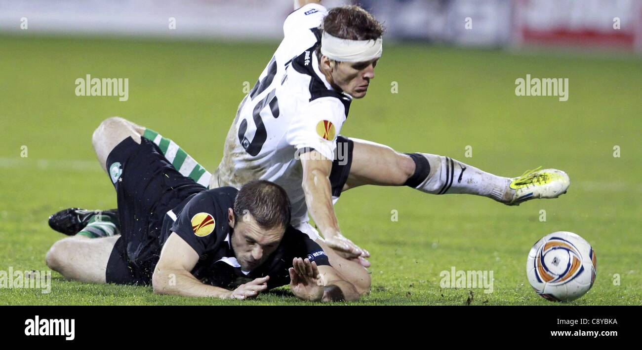 03 11 2011 Europa League stagione 2011 2012 4 giornata Fase a gironi gruppo a Tallaght Stadium Dublin Shamrock Rovers versus PAOK PAOK Salonicco ha vinto il gioco da allora il punteggio di 1-3. Stephen Rice lascia Shamrock contro Costin Lazar diritto Salonicco Foto Stock