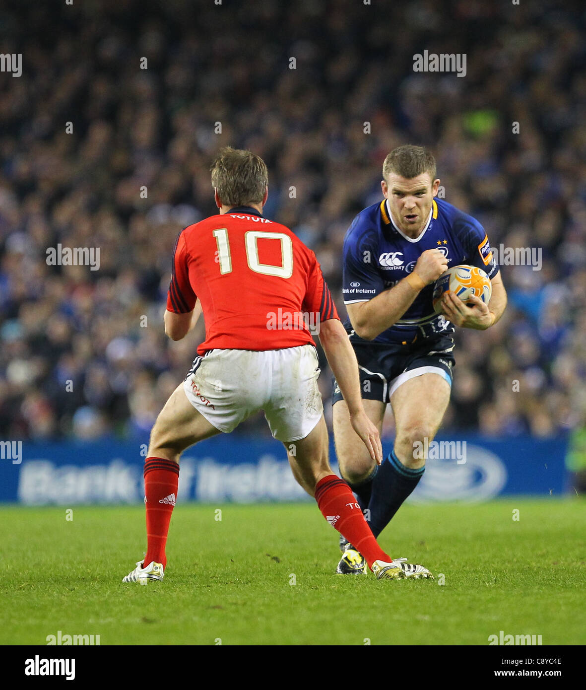 04.11.2011 a Dublino, Irlanda. Gordon D'Arcy (Leinster) si prepara ad essere affrontato da Ronan O'Gara (Munster) durante la RaboDirect Pro12 league rugby gioco tra il Leinster e il Munster al Aviva Stadium. Foto Stock