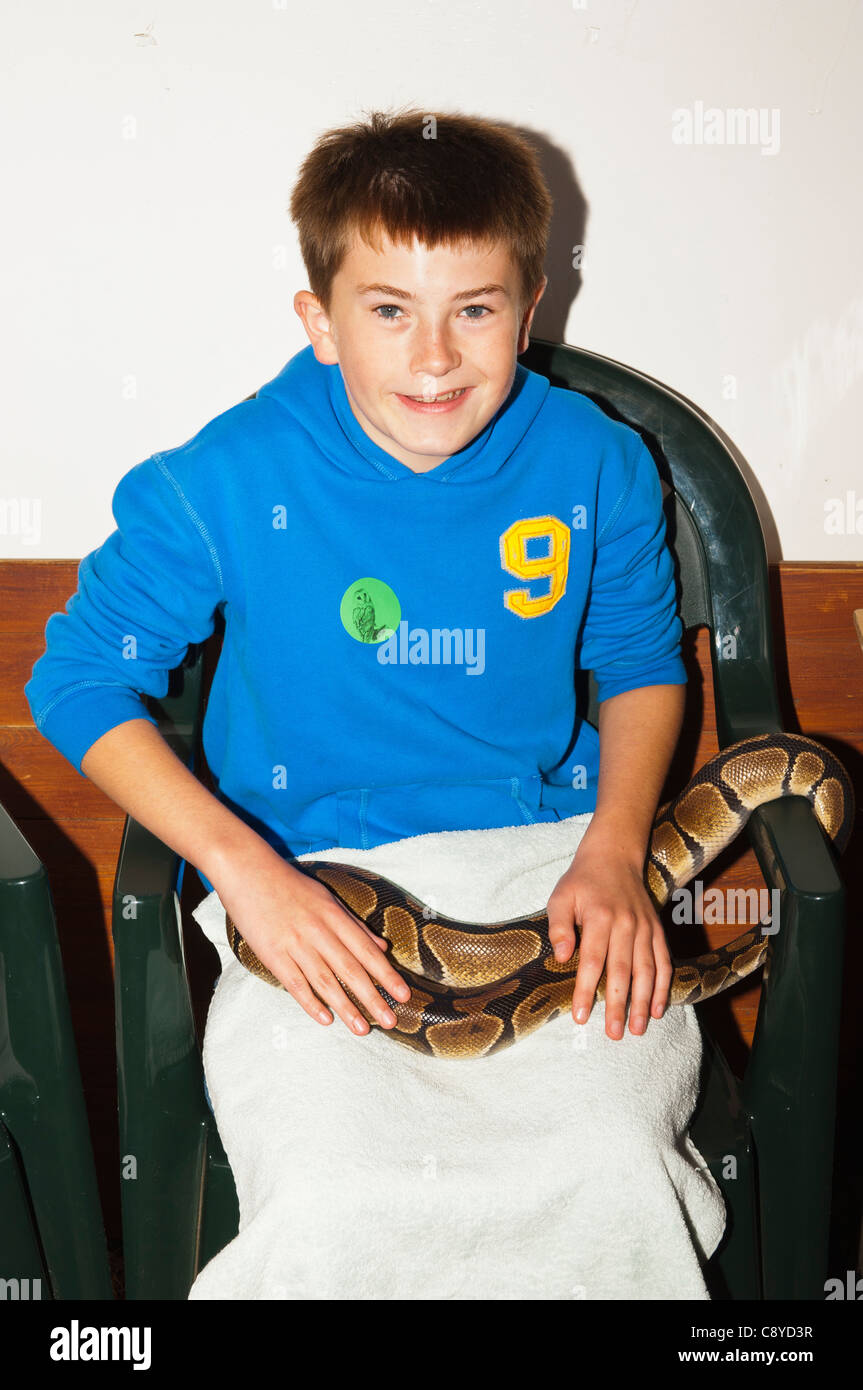 Un ragazzo tiene un serpente a Stonham fienili in Suffolk , Inghilterra , Inghilterra , Regno Unito Foto Stock