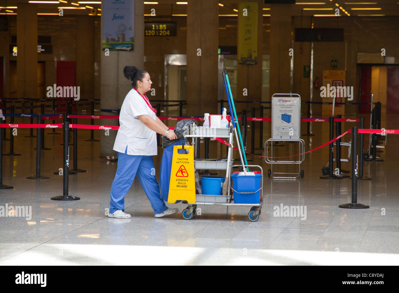 Detergente per la donna lavora in aeroporto di Palma de Mallorca Spagna Spain Foto Stock