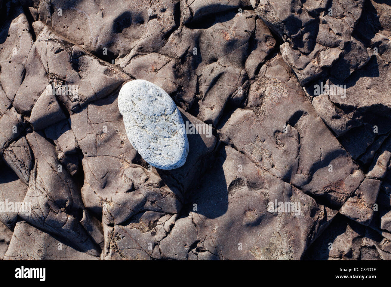 Un colore azzurrognolo rock seduta su di un antico, ha eroso i resti di un flusso di lava - Lago Superior riva nord del Minnesota. Foto Stock