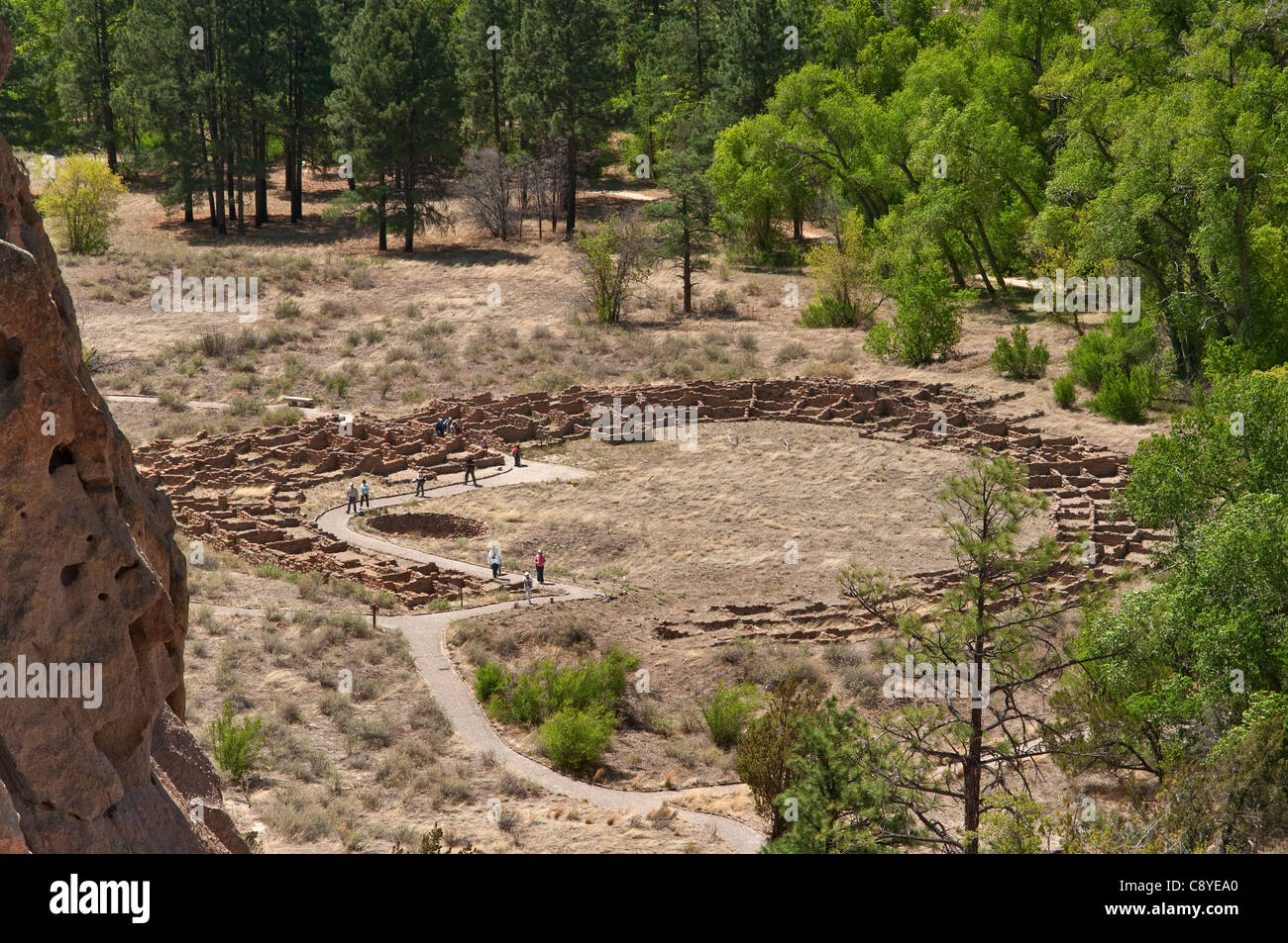 Tyuonyi pueblo, costruito dagli antichi Pueblo persone (Anasazi), Frijoles Canyon, Bandelier National Monument, Nuovo Messico, STATI UNITI D'AMERICA Foto Stock