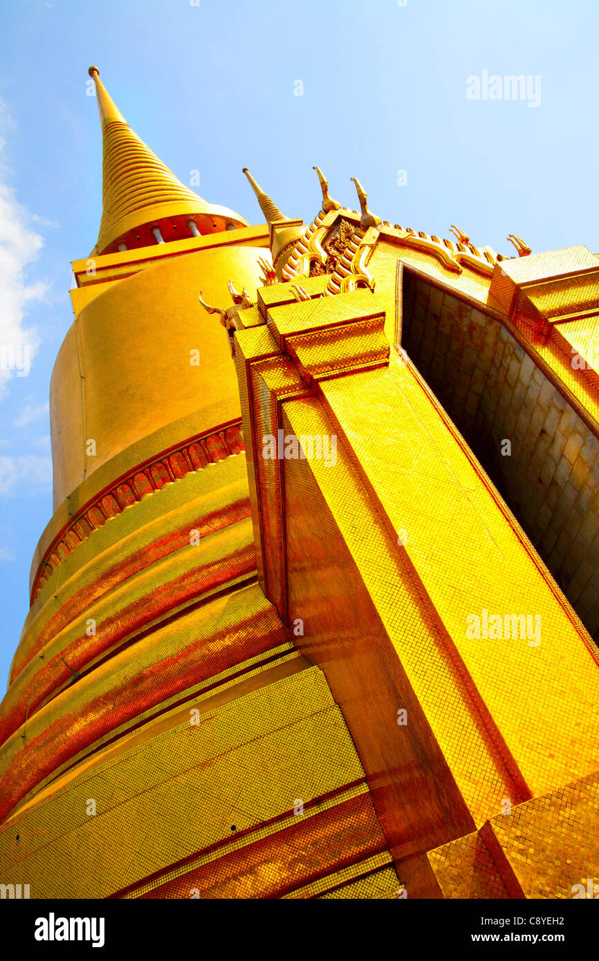Stupa di Wat Phra Kaeo tempio. Bangkok. Thailandia. Foto Stock
