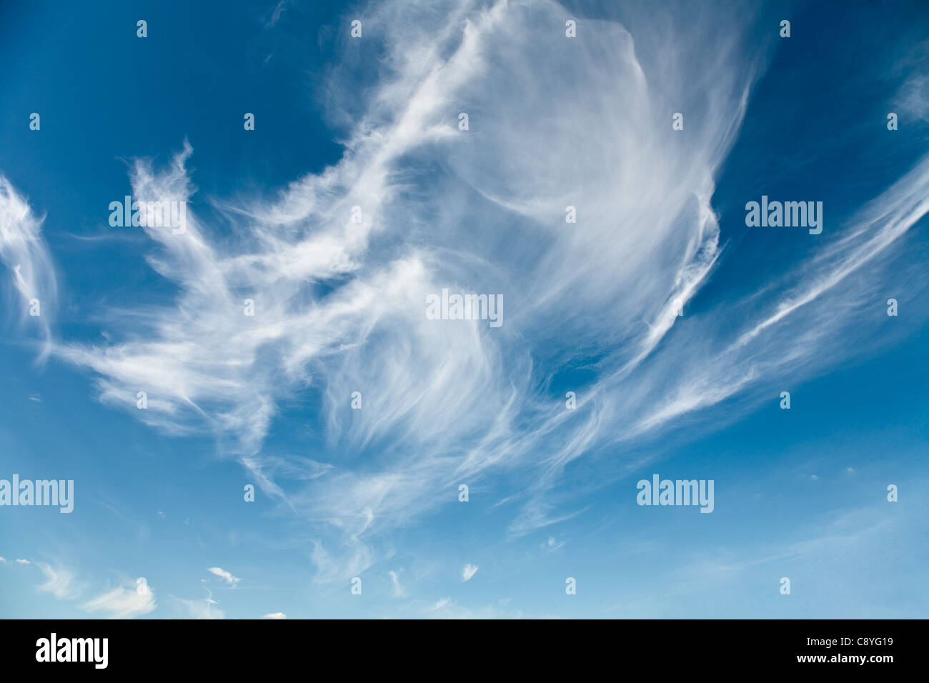 Cloud straordinaria su un cielo blu. Foto Stock