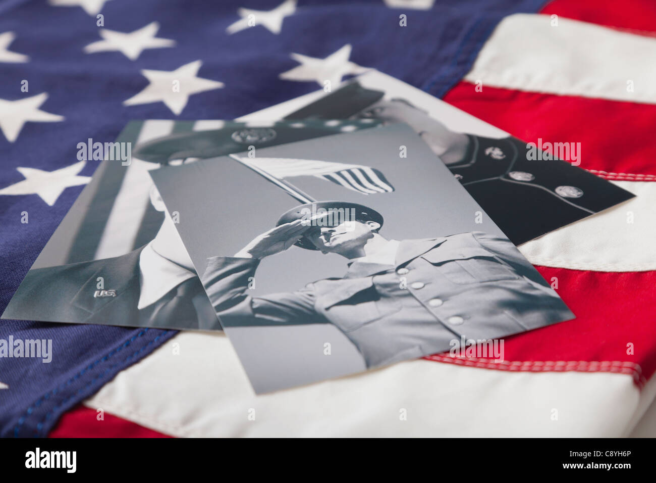 Foto di veterani contro la bandiera americana Foto Stock