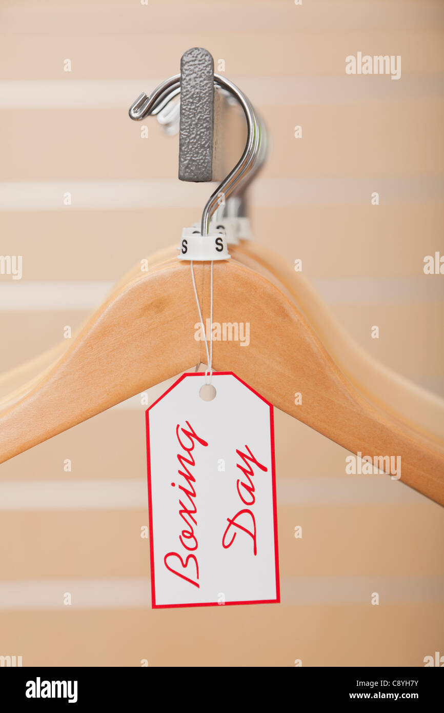 Stati Uniti d'America, Illinois, Metamora, Close-up di Boxing Day tag vuoto appendiabiti in negozio Foto Stock