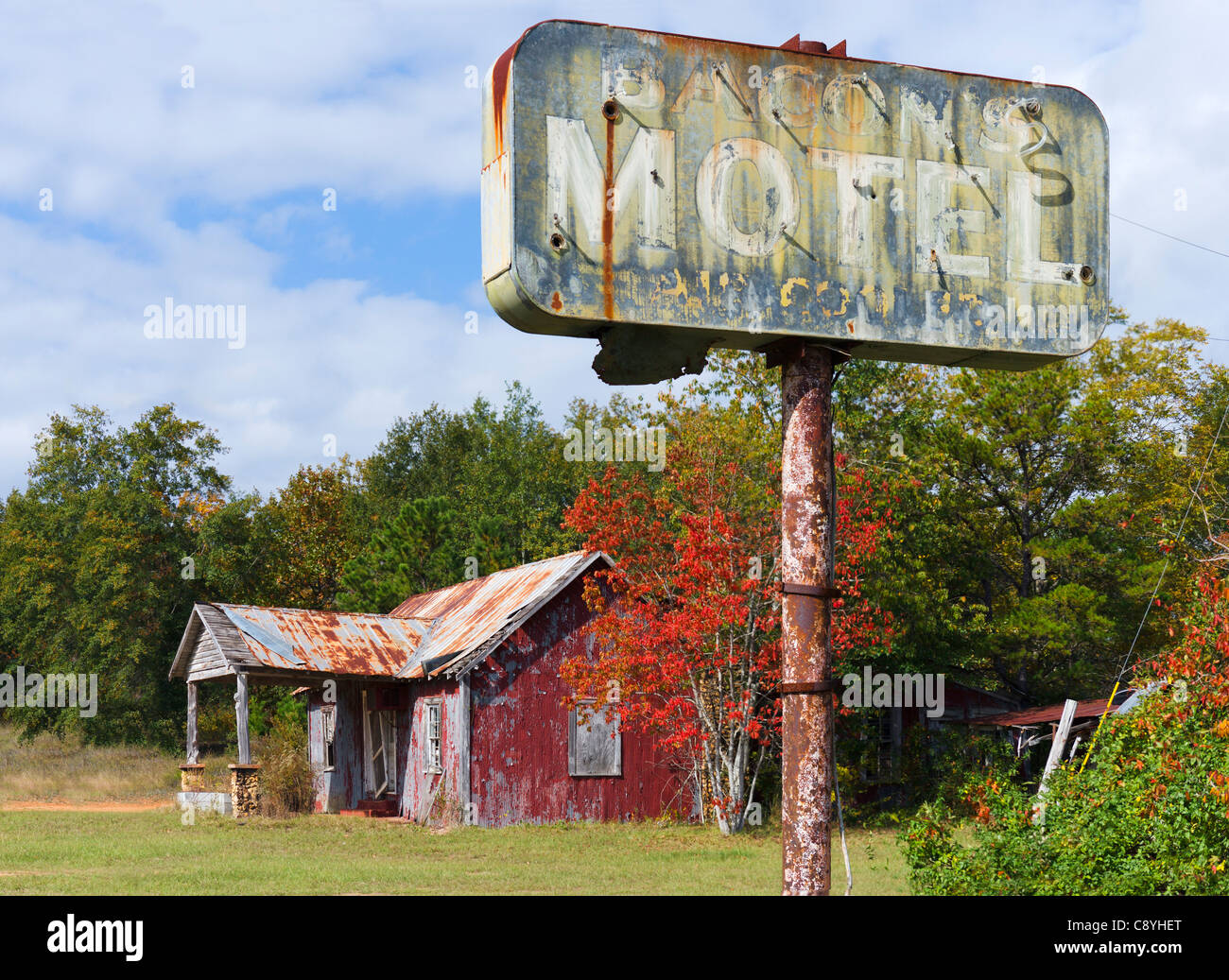Fatiscenti rovine di un piccolo motel sulla autostrada 280/27 al di fuori delle pianure, GEORGIA, STATI UNITI D'AMERICA Foto Stock