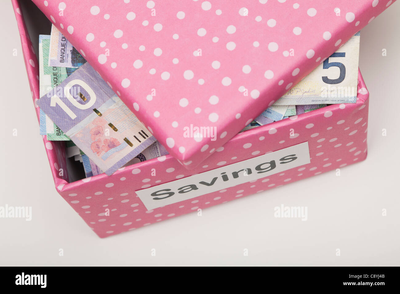 Studio shot del riquadro rosa con banconote Foto Stock