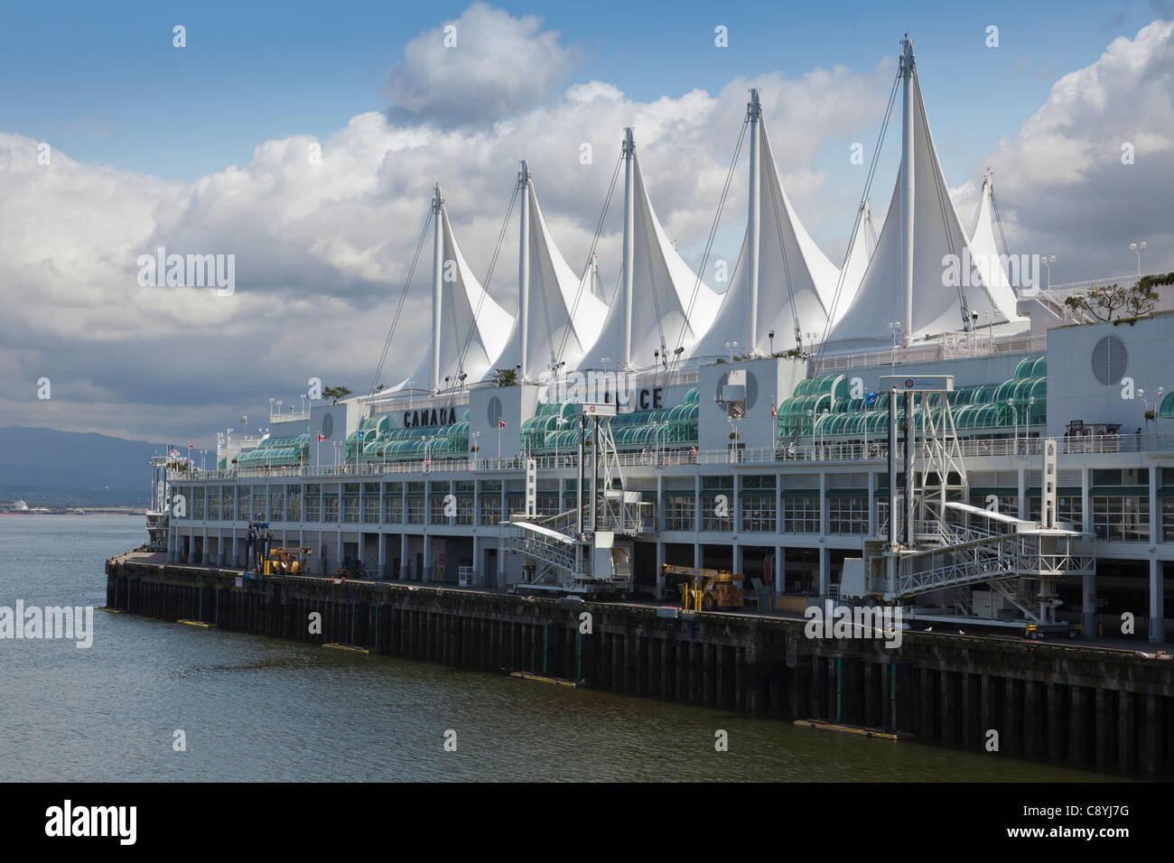 Canada Place di Vancouver in cui navi da crociera dock. Foto Stock