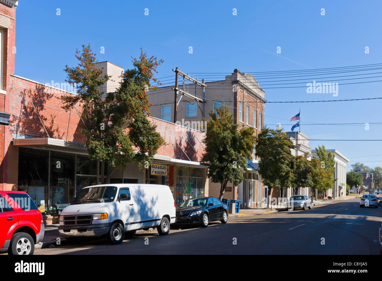 Visualizza in basso la seconda strada nel quartiere storico con il rock e Blues Museum a sinistra, Clarksdale, Mississippi, STATI UNITI D'AMERICA Foto Stock