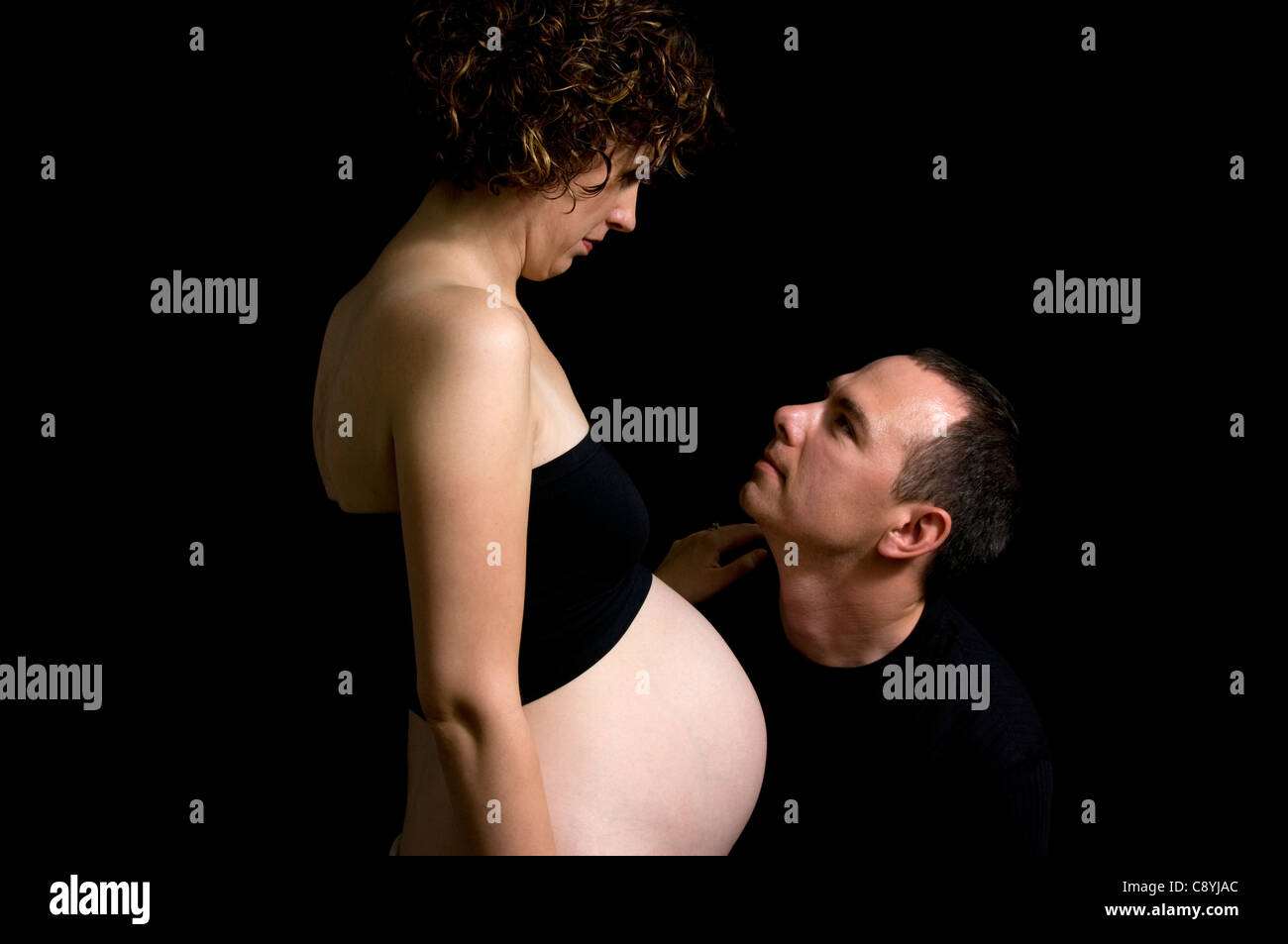 Una immagine di maternità di una coppia di sposi Foto Stock